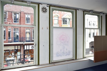 <p>Detail van de vensters met draairamen en ventilatierooster uit de bouwtijd in de voorkamer op de verdieping. </p>
